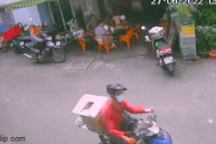 Táo tợn giật dây chuyền người phụ nữ đang ngồi ăn sáng