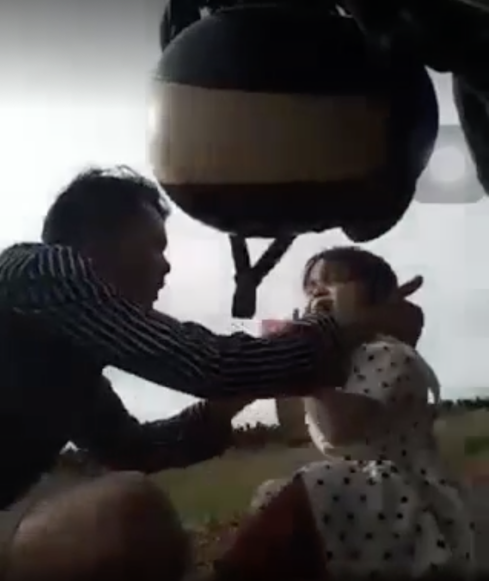 Cha ép con 3 tuổi uống thuốc lạ, livestream facebook xong đưa đi cấp cứu - 1