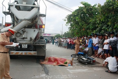 Một phụ nữ mang thai bị xe bồn cán chết