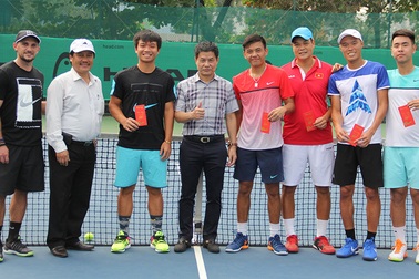 Chuẩn bị cho Davis Cup, đội tuyển quần vợt Việt Nam tập mùng 3 Tết