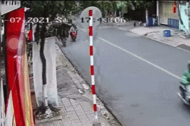 Người đi xe máy đạp ngã hai học sinh đi xe điện gây phẫn nộ