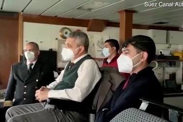 Chạy đua giải cứu kênh đào Suez bị siêu tàu hàng "án ngữ"