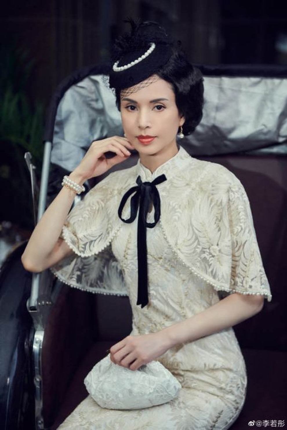 Cô Cô Lý Nhược Đồng mặc xường xám, khoe cánh tay cơ bắp - 3 Cô Cô Lý Nhược Đồng mặc xường xám, khoe cánh tay cơ bắp - 3