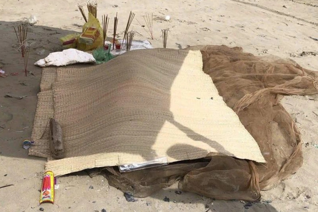 Ngư dân phát hiện và trục vớt thi thể nam giới ngoài biển - 1 Ngư dân phát hiện và trục vớt thi thể nam giới ngoài biển - 1