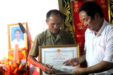 Trao quà và thư khen của Chủ tịch nước cho em Nguyễn Văn Nam