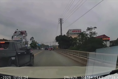 Xe bán tải lùi vào xe khác rồi tăng ga bỏ chạy