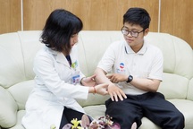 Sinh viên y khoa đẩy lùi bệnh vảy nến nhờ thuốc sinh học