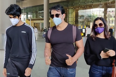 Thợ săn ảnh đeo bám Sonu Sood