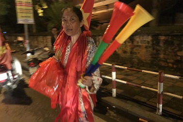 Chuyện lạ trong đêm vui tuyển Olympic thắng Syria: Cờ quạt ế ẩm đầy đường