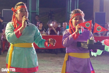 Du khách hào hứng chơi bài chòi ở phố biển Quy Nhơn