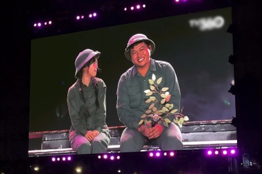 Mũi trưởng Long bắn rap, ngại ngùng bên Hậu Hoàng gây sốt 20.000 khán giả