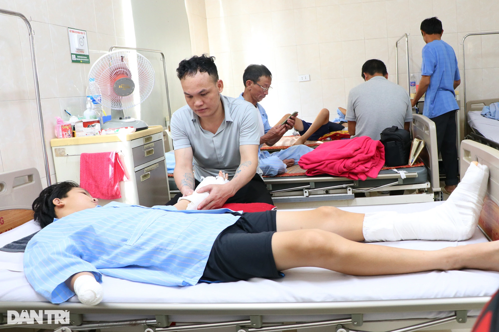 Bé trai 14 tuổi mất bàn tay sau tiếng nổ xé tai, bố nghẹn ngào nghe con hỏi - 5 Bé trai 14 tuổi mất bàn tay sau tiếng nổ xé tai, bố nghẹn ngào nghe con hỏi - 5