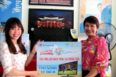 Khách hàng đầu tiên trúng thưởng chương trình Hello Summer 2014