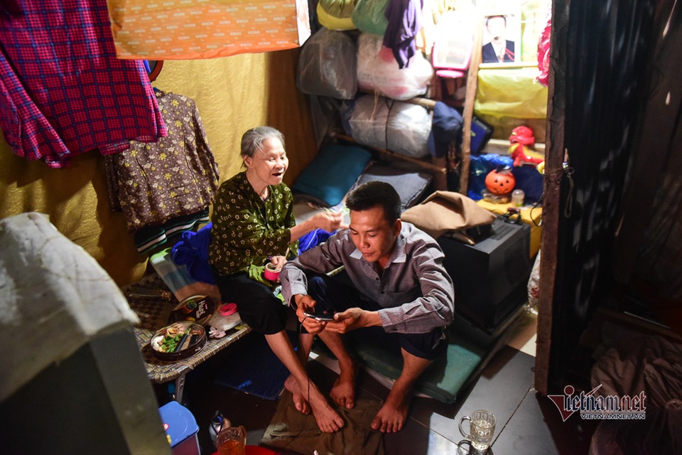 Chàng trai nghèo chở mẹ đi nhặt phế liệu khắp Sài Gòn - 3 Chàng trai nghèo chở mẹ đi nhặt phế liệu khắp Sài Gòn - 3