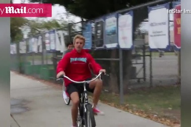 Selena Gomez và Justin Bieber vui vẻ đạp xe bên nhau những ngày còn yêu