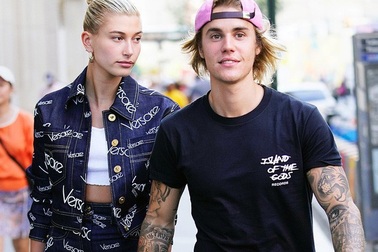 24 tuổi, “hoàng tử pop” mua sách để học cách có hôn nhân viên mãn