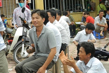 Clip: Ngóng trông con cả tiếng đồng hồ 