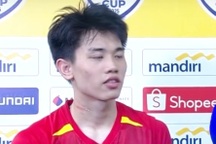 Đình Bắc bị cầu thủ Indonesia bóp cổ, hiện rõ vết thương