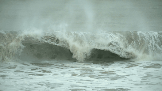 Biển Quy Nhơn dậy sóng trước giờ bão Kalmaegi đổ bộ