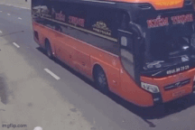 Công an xác minh xe khách xả rác xuống đường khi dừng đèn đỏ