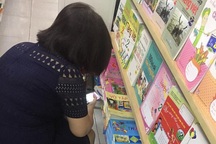 TPHCM: Phụ huynh chạy khắp thành phố đi “vét” sách lớp 1