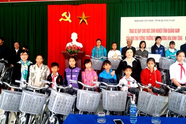 Quảng Nam: Trao tặng 50 chiếc xe đạp đến học sinh nghèo