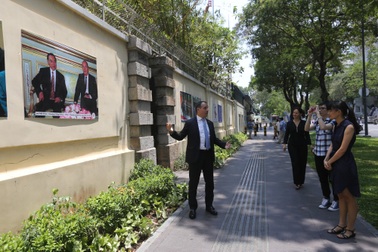 Tổng lãnh sự Pháp đích thân giới thiệu triển lãm 45 năm quan hệ Việt - Pháp