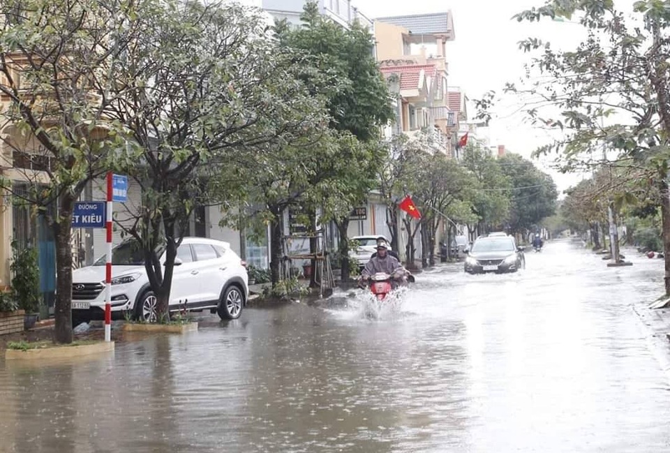 Mùng 1 Tết phố ngập như sông, nước lênh láng trong nhà - 10 Mùng 1 Tết phố ngập như sông, nước lênh láng trong nhà - 10