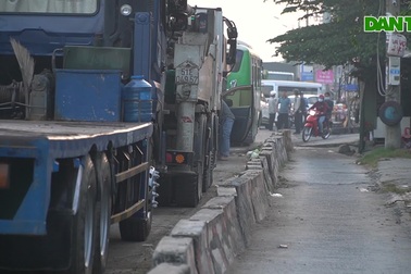 Mẹ mắc võng ôm con 6 tháng tuổi xuyên đêm chờ đăng kiểm