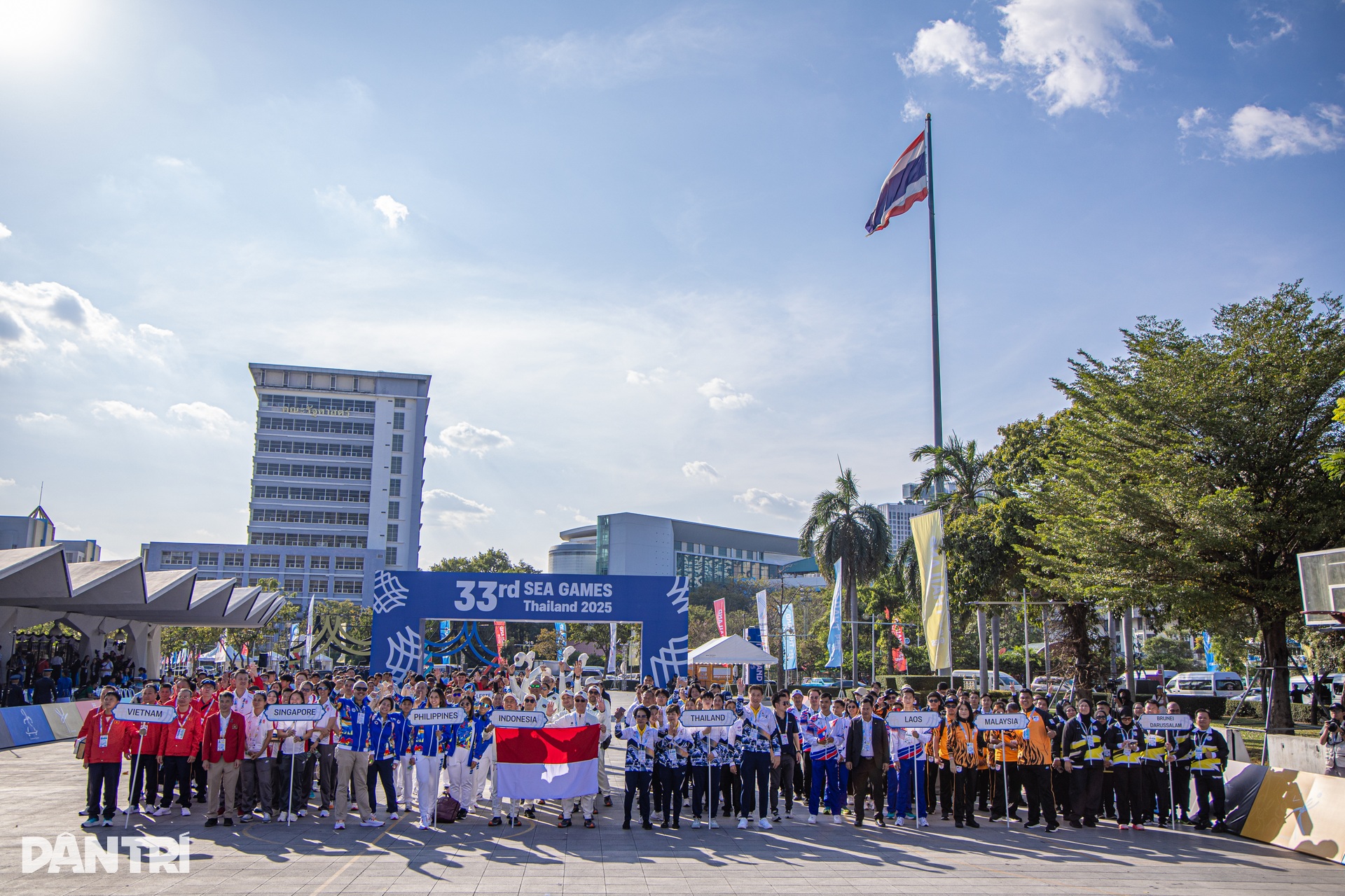 Quốc kỳ Việt Nam tung bay trong lễ thượng cờ tại SEA Games 33 - 1