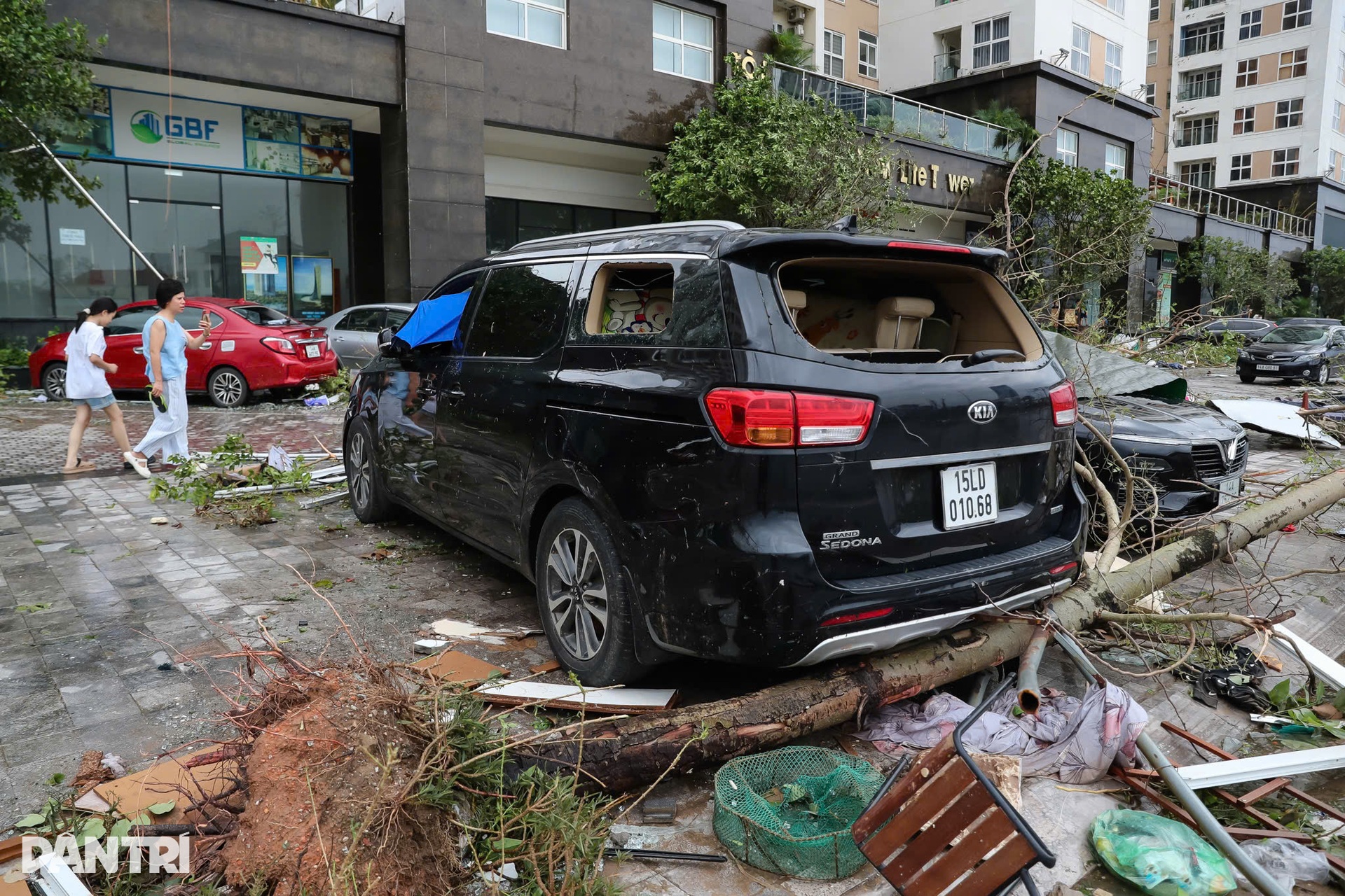 Người dân khắc phục thiệt hại sau bão ở Hạ Long - 5 Người dân khắc phục thiệt hại sau bão ở Hạ Long - 5