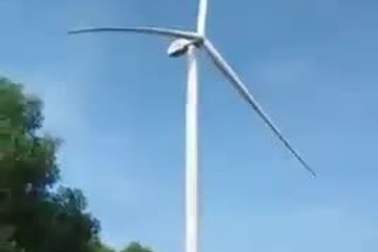 Hốt hoảng vì cột điện gió liên tiếp bị rơi cánh quạt