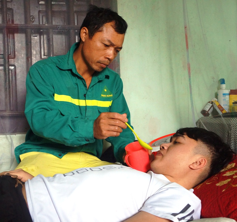 Chàng trai nghèo gác ước mơ, làm thuê nuôi em ăn học không may gặp nạn - 2 Chàng trai nghèo gác ước mơ, làm thuê nuôi em ăn học không may gặp nạn - 2