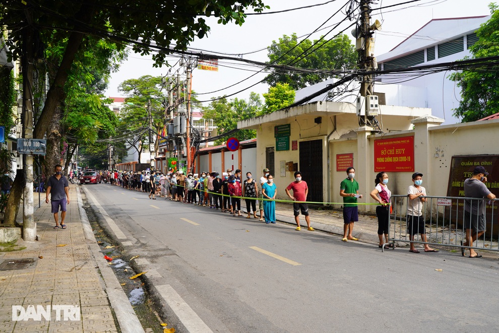 Người dân xếp hàng dài cả trăm mét chờ test nhanh và tiêm vắc xin ở Hà Nội - 1 Người dân xếp hàng dài cả trăm mét chờ test nhanh và tiêm vắc xin ở Hà Nội - 1