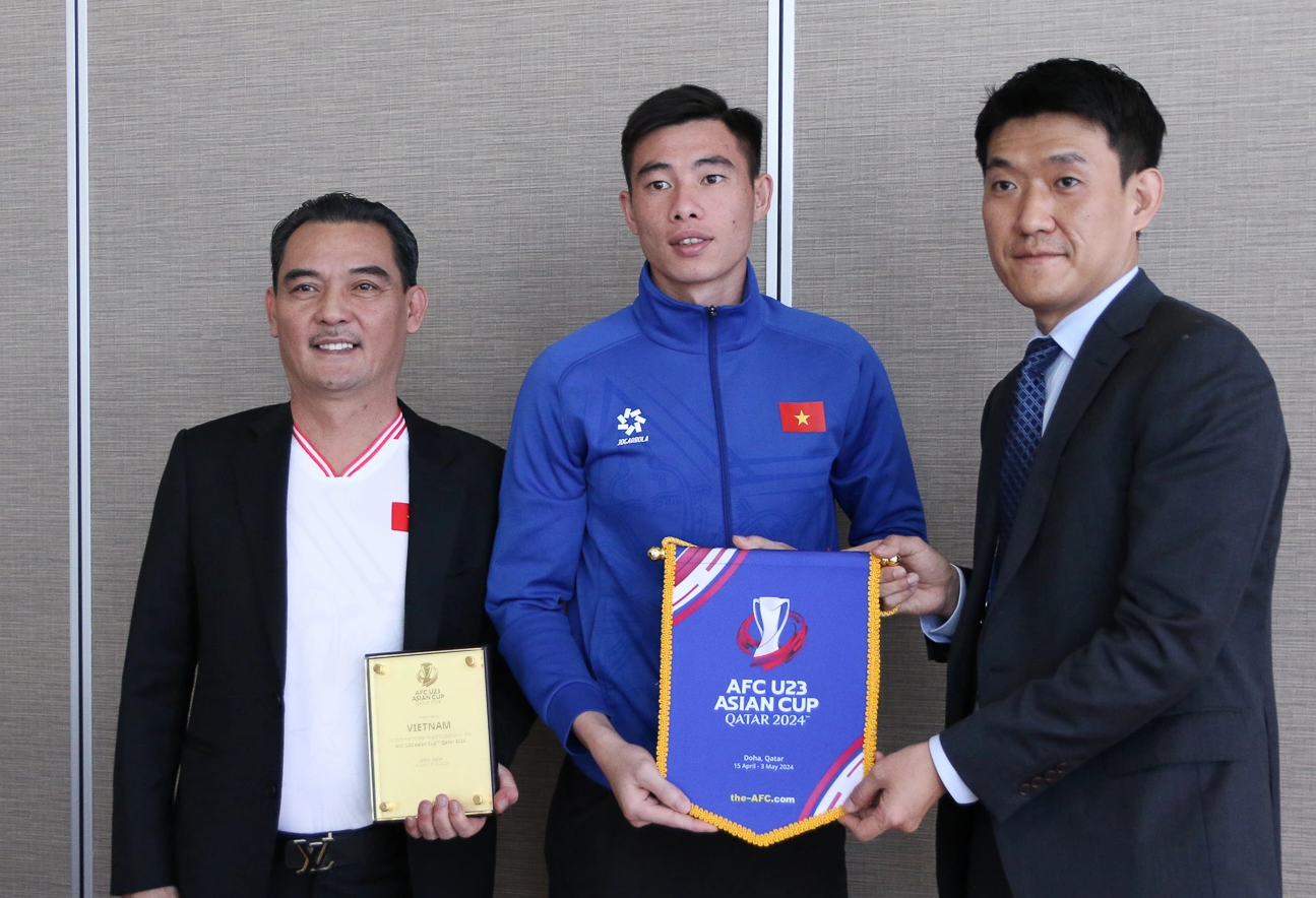 Trưởng đoàn Nguyễn Quốc Hội và thủ môn Quan Văn Chuẩn đại diện đội tuyển U23 Việt Nam nhận kỷ niệm chương, cờ lưu niệm tham dự giải U23 châu Á 2024 của AFC (Ảnh: VFF).