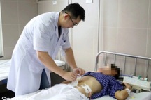 Tự thụt hậu môn để giảm cân và trẻ hóa, 2 phụ nữ vỡ đại tràng