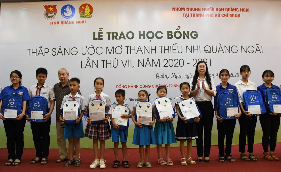 Quảng Ngãi: Trao học bổng “Thắp sáng ước mơ thanh, thiếu nhi” lần VII - 1 Quảng Ngãi: Trao học bổng “Thắp sáng ước mơ thanh, thiếu nhi” lần VII - 1