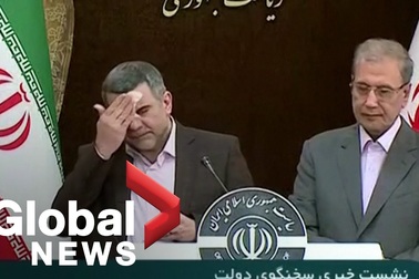 Thứ trưởng Y tế Iran lau mồ hôi trong cuộc họp báo