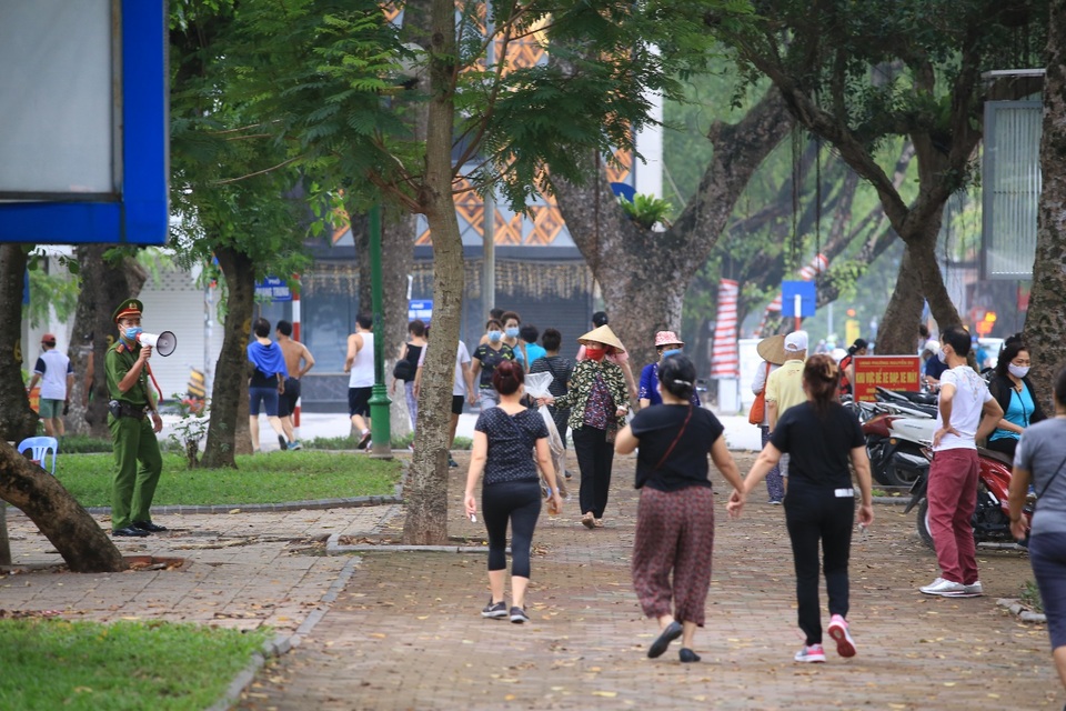 Hà Nội: Công viên đóng cửa, người dân đổ ra vỉa hè tập thể dục - 5 Hà Nội: Công viên đóng cửa, người dân đổ ra vỉa hè tập thể dục - 5