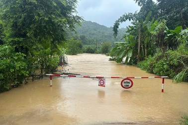 Sạt lở, mưa lụt khiến quốc lộ 7 "tê liệt"