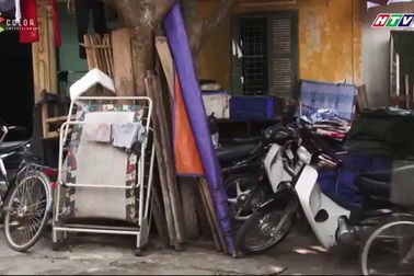 Hai chị em bán kẹo hát rong thể hiện ca khúc "Chị Hai".