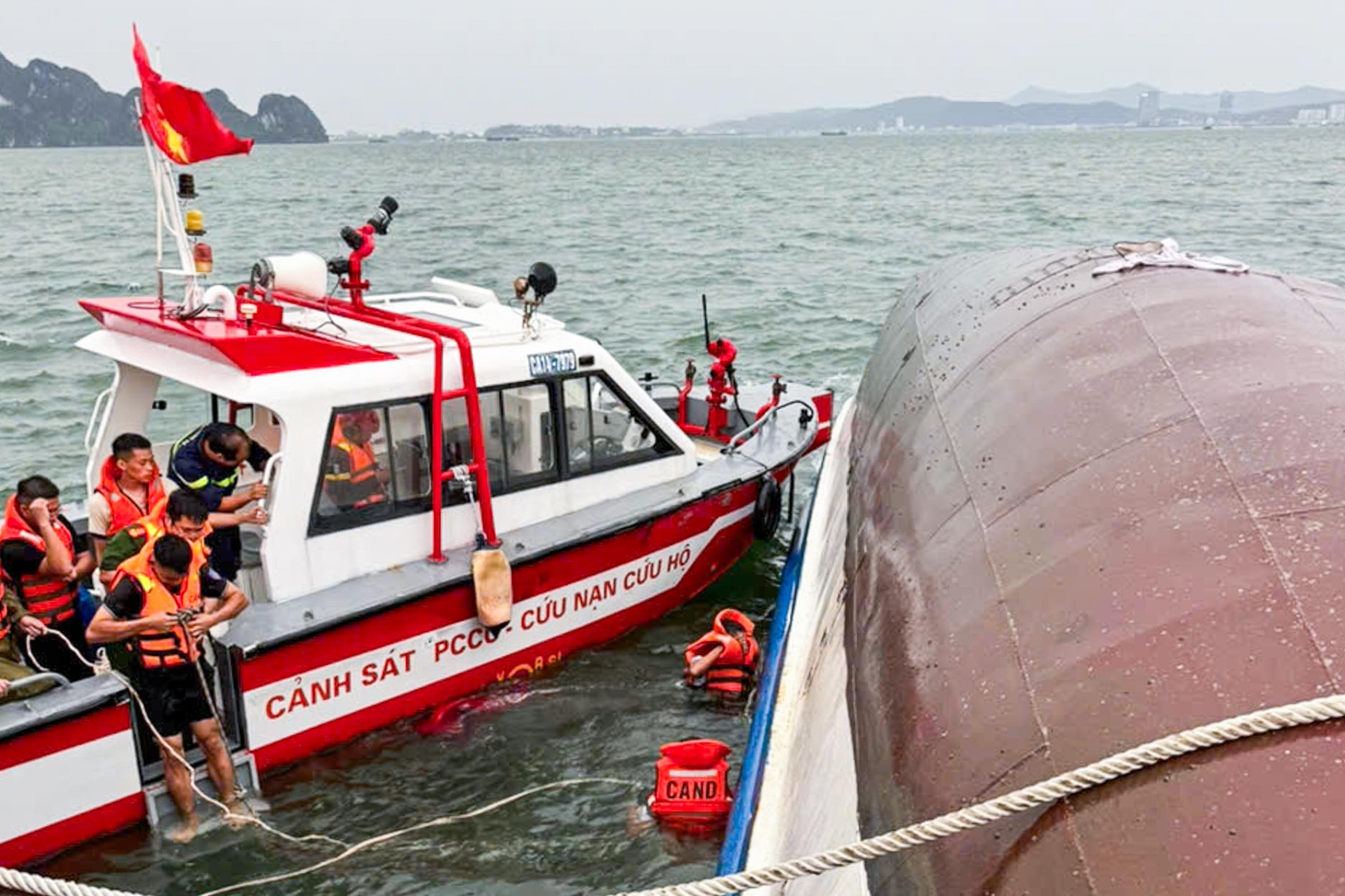 Hành trình tìm kiếm các nạn nhân vụ lật tàu trên Vịnh Hạ Long - 2 Hành trình tìm kiếm các nạn nhân vụ lật tàu trên Vịnh Hạ Long - 2