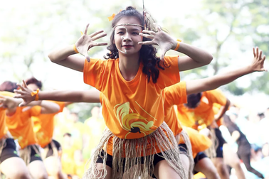 Học sinh trường Chu Văn An “đổi ngôi”: Nam nhảy cổ động, nữ đá bóng nhiệt tình