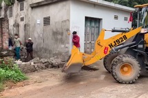 Hà Nội: Phá dỡ bức tường bịt lối đi vào nhà cụ bà liệt giường