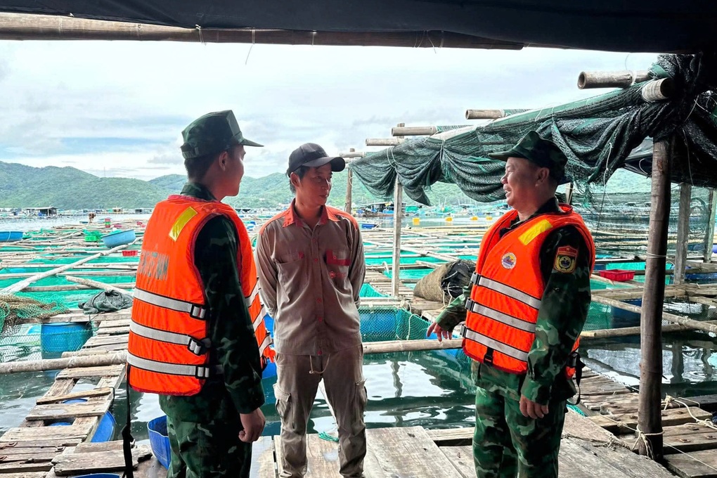 Dừng họp lo chống bão Kalmaegi, không để cảnh cứu người dân trên nóc nhà - 5