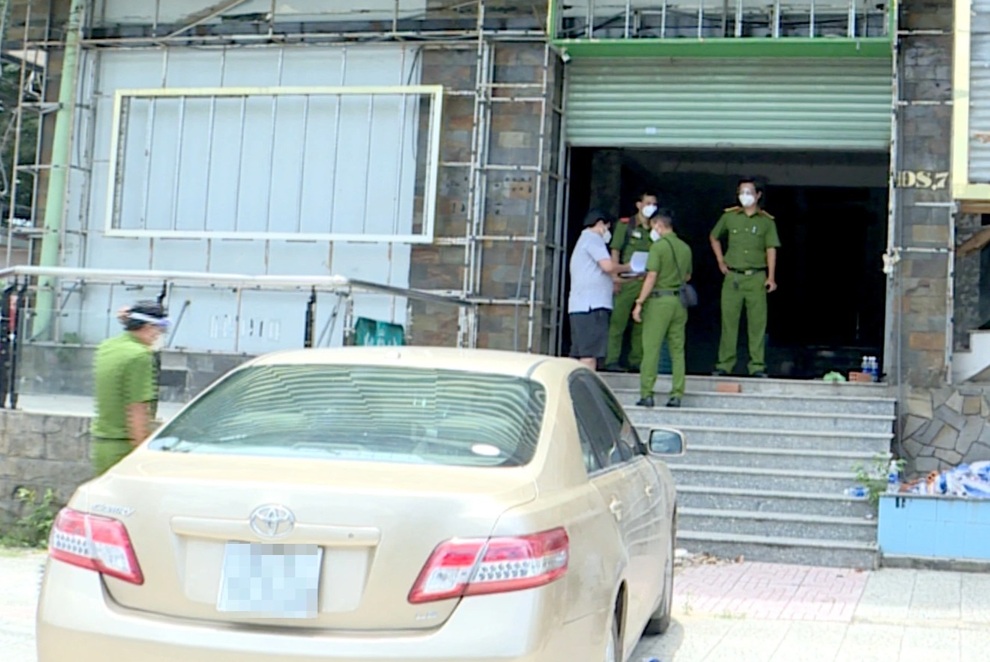 Băng trộm đột nhập quán karaoke ăn ở cả tuần, dọn sạch tài sản - 2