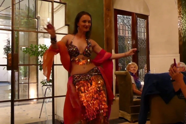 Anh: Giáo viên làm thêm tại quán bar, lái taxi do lương không đủ sống