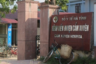 Bệnh nhân phát hoảng vì bác sĩ dùng ấm trà đánh đồng nghiệp