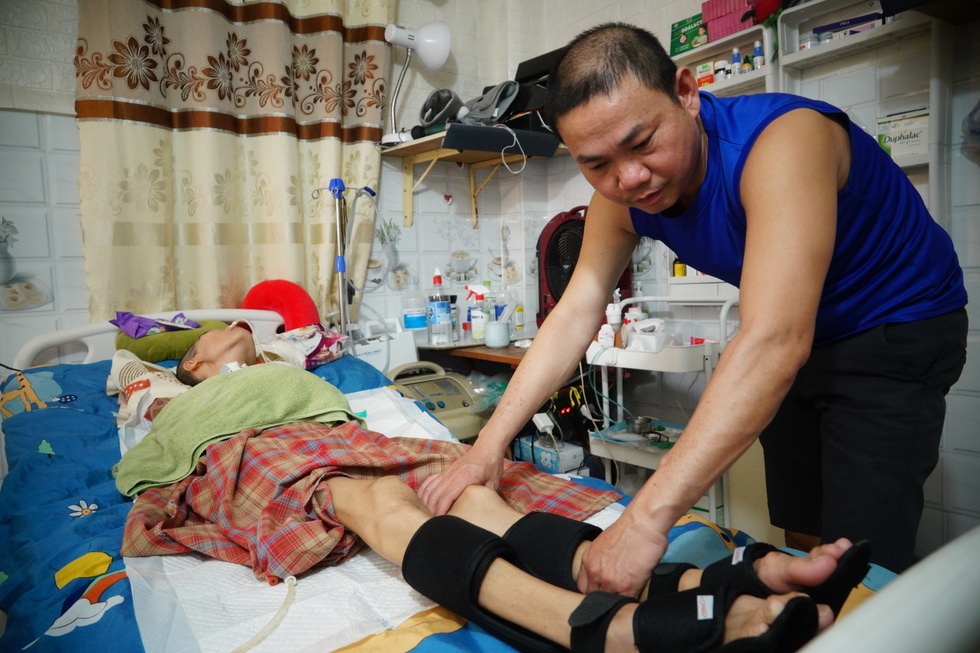 Nữ thợ tóc nằm liệt giường sau sinh và hành động không ngờ của người chồng - 5 Nữ thợ tóc nằm liệt giường sau sinh và hành động không ngờ của người chồng - 5