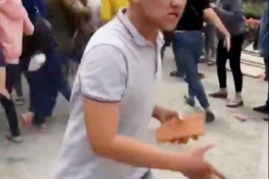 Truy tìm nhóm giật dây chuyền còn hành hung người đi chùa